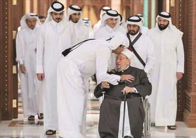 تميم خلال استقباله القرضاوي أمس في حفل إفطار بالديوان الأميري